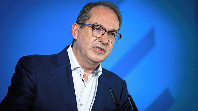 Alexander Dobrindt (CSU), Bundesinnenminister, will die verschärften Kontrollen an den deutschen Grenzen verlängern.