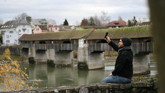 Kein Internet-Empfang in der Stadt? Für Smartphone-Nutzer wie SÜDKURIER-Volontär Lukas Reinhardt ist das nicht ungewöhnlich.