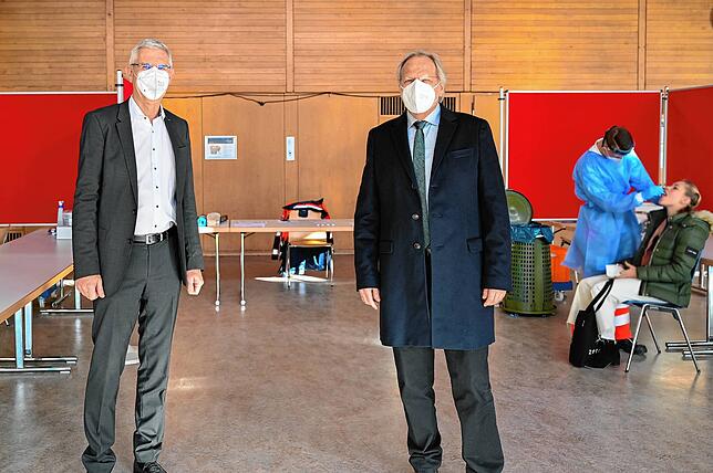 Freuen sich über die rasche Möglichkeit eines Coronatests an den örtlichen Schulen: Bürgermeister Uwe Eisch (links) und Schulleiter ...