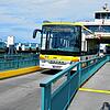 Der Regiobus 700 fährt von der Konstanzer Fähre in Meersburg an Land. Wer im Bus sitzend den See quert, braucht kein Fähre-Ticket.