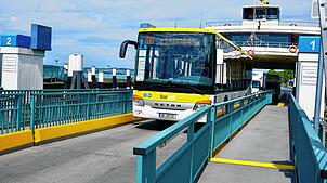 Der Regiobus 700 fährt von der Konstanzer Fähre in Meersburg an Land. Wer im Bus sitzend den See quert, braucht kein Fähre-Ticket.