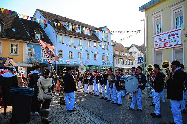 Bild 22: Fasnachts-Auswerfen und Narrenbaumstellen: Bilder des Hochrhein Narrentreffens in Tiengen (Teil 1)