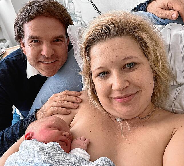 Patricia und Markus Mayer, beide Steuerberater, halten glücklich ihr erstes Kind Leon in den Händen. Er kam geplant per Kaiserschnitt am ...