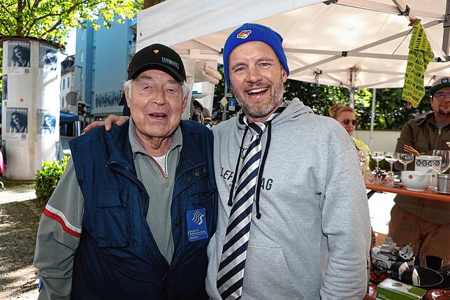 Bild 31: Konstanz: Auf zum Deutsch-Schweizer Flohmarkt! Diese Besucher und Verkäufer sind dabei