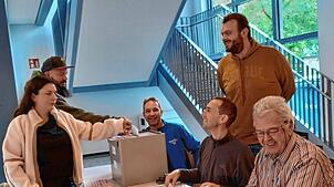Blick ins Wahllokal in Stühlingen-Weizen während der Bürgermeisterwahl (von links): Susanne Buntru-Kolsdorf und Michael Kolsdorf, Tobias ...