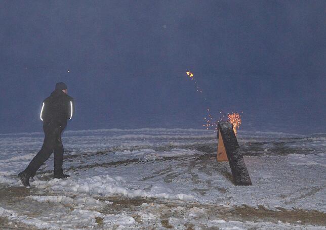 Nach dem Abschlag: Die Funken sprühen und die glühende Scheibe zieht eine Lichtschnur durch den Abendhimmel. Bild: Stiegele Chatzen
