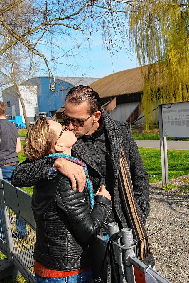 Ein Kuss zum Abschied am Zaun: Kati aus Deutschland und Adrian aus der Schweiz müssen zwangsweise wieder ihre eigenen Wege gehen.
