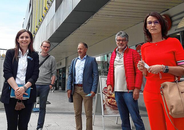 Staatssekretärin Rita Schwarzelühr-Sutter (rechts) trifft sich mit Karstadt-Filialleiterin Sabrina Stark (links) in Singen, um über die ...