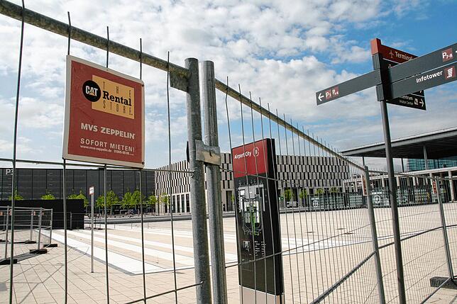 Am Berliner Flughafen BER stehen schon seit nunmehr 14 Jahren Bauzäune der Zeppelin GmbH.