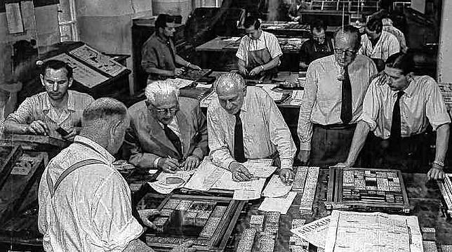 Zeitungsproduktion im Jahr 1955, zehn Jahre nach der Gründung: Chefredakteur Alfred Gerigk (3. von rechts) bespricht mit Kollegen den ...