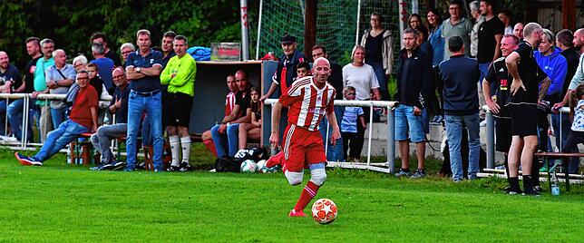 Bild 14: Zwölf Tore fallen beim Derby der Legenden in Rheinfelden &ndash; und wir haben die Bilder!