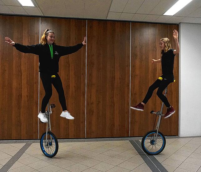 Hannah Schilling (links) und Marla Ebner können sogar mit nur einem Fuß auf der Pedale hin und her pendeln.