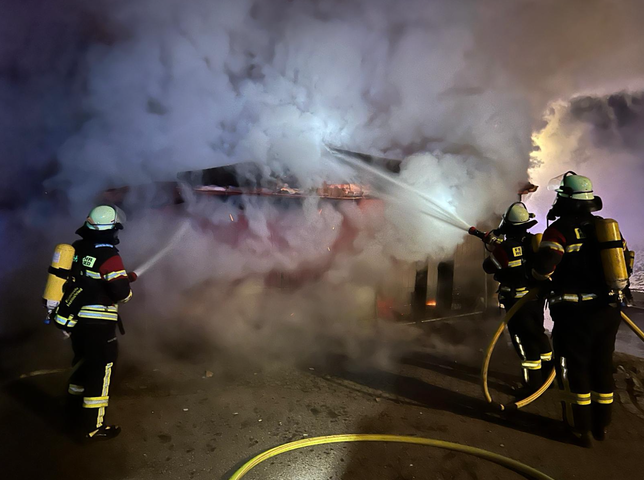 Bild 13: Wohnhaus an der Hauptstraße steht in Flammen