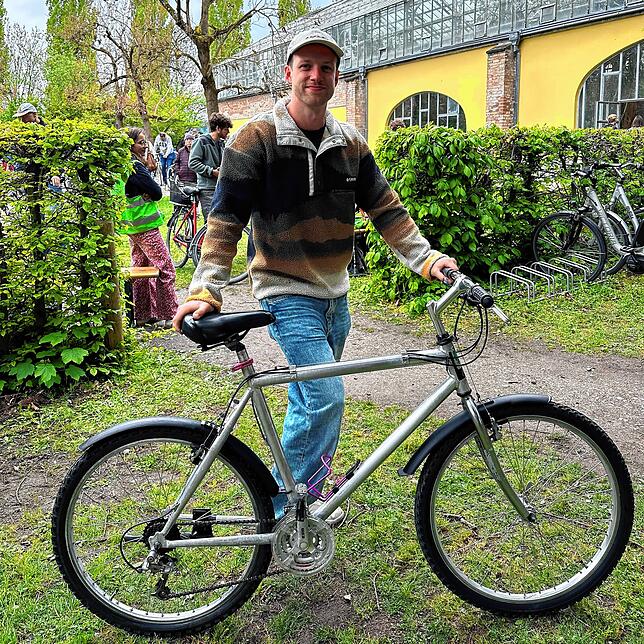 Der schwedische Student William Nyback ist für die erste Fahrt durch Konstanz mit seinem Oldschool-Mountainbike bereit.