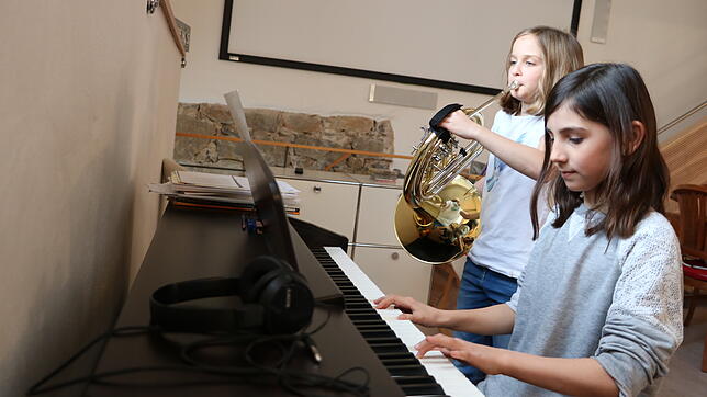 Liliane Schelble aus Weizen (Klavier) und Mayra Beck aus Bonndorf (Waldhorn) haben als Duo beim Regionalwettbewerb „Jugend musiziert“ ...