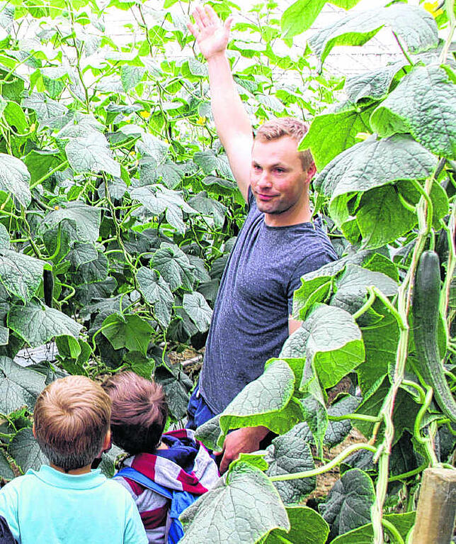Benjamin Wagner in seinem Element: Mit Begeisterung erzählt er Kindergartenkindern alles über seinen Bio-Gurkenanbau in Aach.