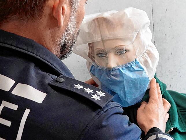 Direkter Kontakt mit Bürgern gehört für die Polizei zum Alltag. Schon die Einführung der Spuckschutzhaube vergangenes Jahr war ein ...