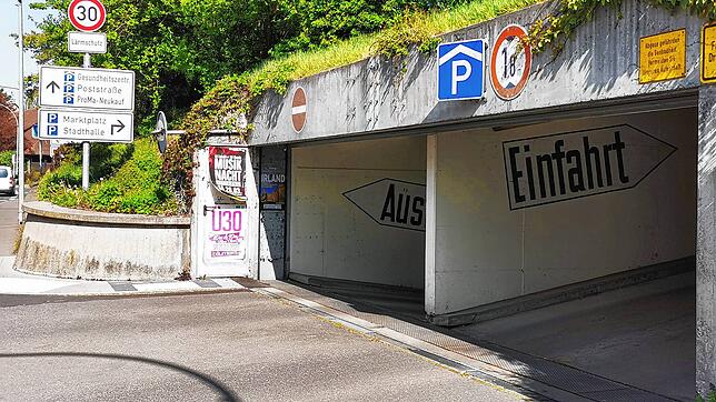 In der Tiefgarage Bischofsschloss kann bis auf Weiteres wegen bevorstehenden Sanierungsarbeiten lediglich auf dem oberen Deck geparkt ...