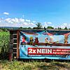 Plakate machen in Bad Zurzach, gegenüber von Küssaberg (Kreis Waldshut) auf die Abstimmung zur Initiative aufmerksam. Bild: Tina Prause