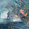 Die Feuerwehr im Einsatz beim Waldbrand in Wallbach. Gebrannt hatte es auf einem Grundstück in der Nähe des Sportplatzes in der Feldstraße.