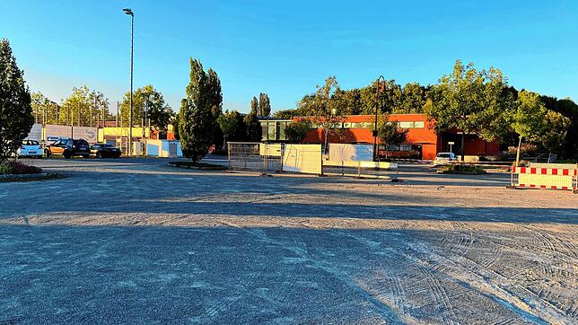 Hier soll schon bald eine Leichtbauhalle für Geflüchtete stehen: Auf dem Festplatz in Rielasingen. Im Hintergrund ist die Talwiesenhalle ...
