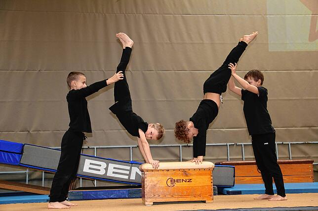 Bild 25: Die Erzinger Sporthalle wurde zum magischen Weihnachtszirkus!