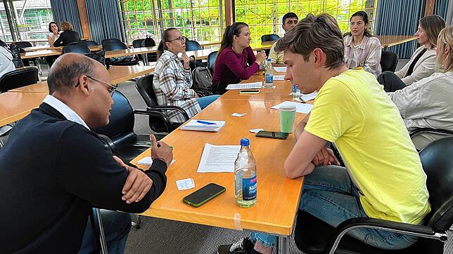 Reden, formulieren, fragen: Mit Übungsblättern, spielerisch und im Team wollen ausländische Ärzte ihre deutschen Sprachkenntnisse ...