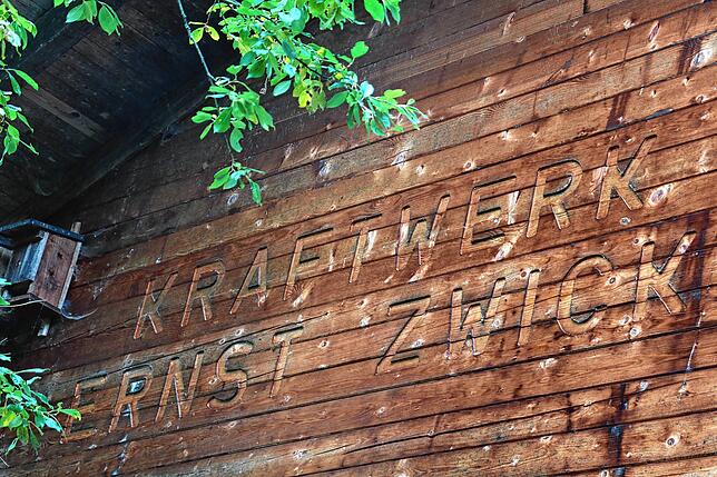 Er hat es gebaut. Vor 25 Jahren ging nach mehrjähriger Planungs- und Bauzeit das Wasserkrafwerk von Ernst Zwick in Betrieb.