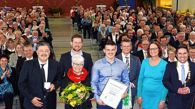 Applaus gibt es für Francesco Russo, Ursula Jäckle und Velten Kissmehl (vorne v. l.), die für ihr Engagement im Ehrenamt ausgezeichnet ...