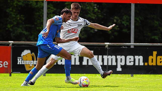 Villingens Tim Zölle (rechts) versucht, den Denzlinger Anes Vrazalica zu stoppen. Zölle und seine FC 08-Teamkollegen blieben im dritten ...