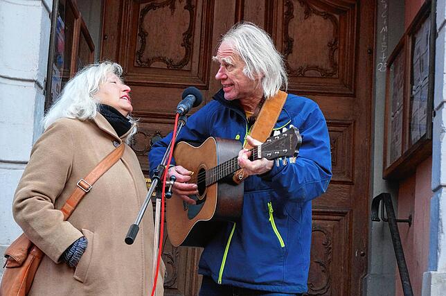 Iris und Bernd Wallaschek singen bei der Kundegebung in der Kaiserstraße in Waldshut politische Lieder.