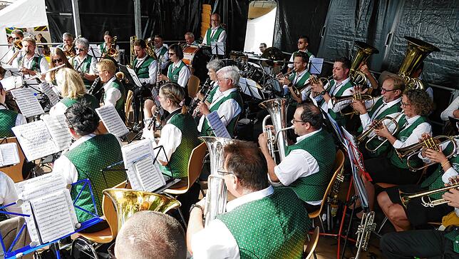 Bild 12: Strahlendes Altweiberwetter beim Albbrucker Dorffest: Tolle Stimmung und buntes Programm