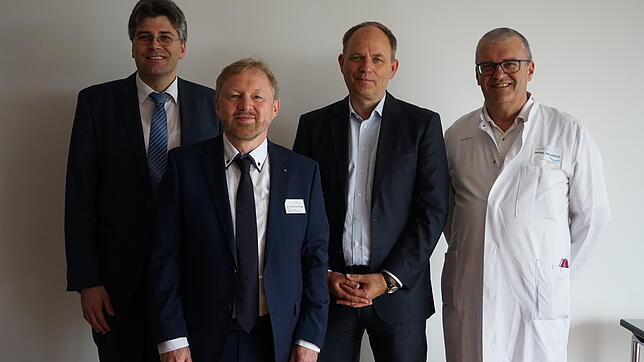Freuen sich über das neue Zentrum für Orthopädie, Wirbelsäulen- und Unfallchirurgie: Landrat Martin Kistler, der Zentrumsleiter ...