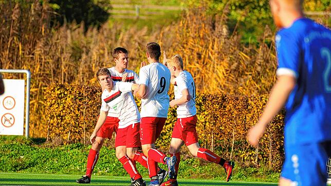 Die SG Reichenau-R.-Waldsiedlung jubelt, die Sportfreunde aus Owingen-Billafingen müssen zuschauen, nachdem sie die Partie 2:6 verloren ...
