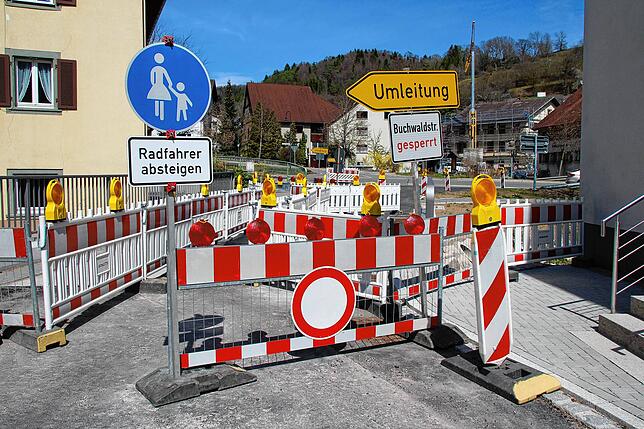 Noch ist der Durchgang nur für Fußgänger und Radfahrer frei. Die Autofahrer nutzen seit Juli 2018 die Behelfsbrücke, welche vom THW bei ...