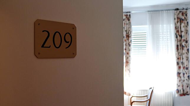 Im ehemaligen Hotel Goldener Hirsch können in 67 Doppelzimmern knapp 140 Menschen untergebracht werden.