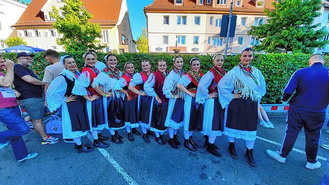 Die Tanzgruppe NK Zagreb posiert vor der SÜDKURIER-Kamera.