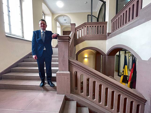 So sieht es im Treppenhaus des Gerichts aus. Diese Aufnahme zeigt Marc Gerster, dem neuen Direktor des Amtsgerichts Villingen-Schwenningen.