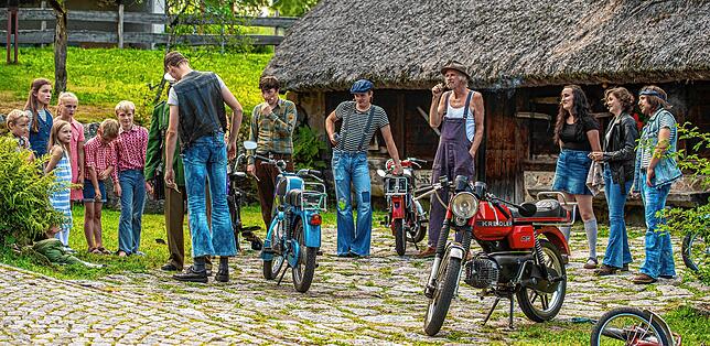 Was geht hier, Mofaclique mit Alt-Hippie? Kinder (von links): Jaro Brenn, Jaël Fahrentrapp, Marlene Jost, Lioba Brenn, Joris Brenn, ...