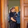 Der Angeklagte wird von einem Justizbeamten in einen Saal des Landgerichts Rottweil geführt. Sein Gesicht verbirgt der 50-Jährige hinter ...