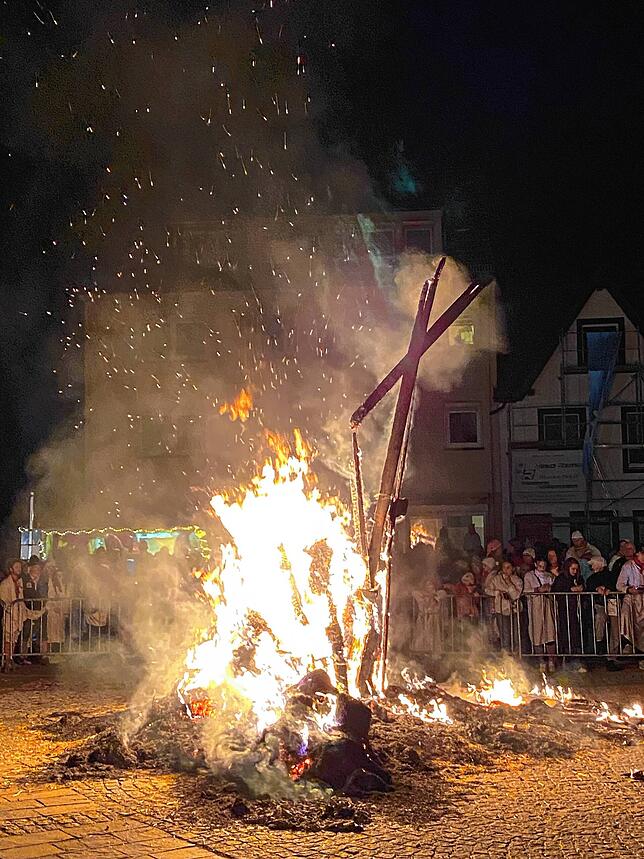 Bild 15: Weiße Narren ziehen durch Stockach: Die schönsten Bilder vom Hemedglonkerumzug und der Verbrennung
