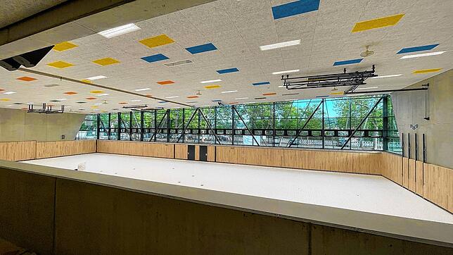 Die Anne-Frank-Sporthalle in Engen mit Blick von der Besuchertribüne oben. Unter dem Hallenboden kam es erneut zu einem Wasserschaden.
