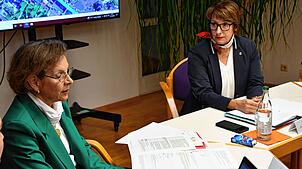 Landrätin Marion Dammann (links) und Bürgermeisterin Christine Trautwein-Domschat in der Sitzung des Gemeinderates. Bild: Heinz Vollmar
