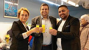 Das Ehepaar Neziraj stößt mit Weilheims Bürgermeister Jan Albicker (Mitte) auf eine erfolgreiche Zukunft des neueröffneten ...