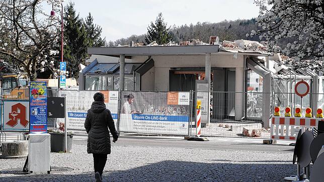 Nur noch Reste des Portals waren am Wochenende vom alten Volksbank-Gebäude in Tiengen übrig.