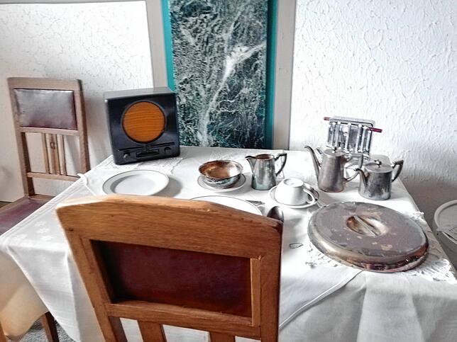 Frühstück mit inbegriffen: Utensilien und Möbel im „historischen Patientenzimmer“, das an die lange Geschichte des ...