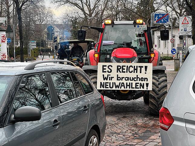 &bdquo;Es reicht! Wir brauchen Neuwahlen&ldquo;, heißt es auf einem der Traktoren.