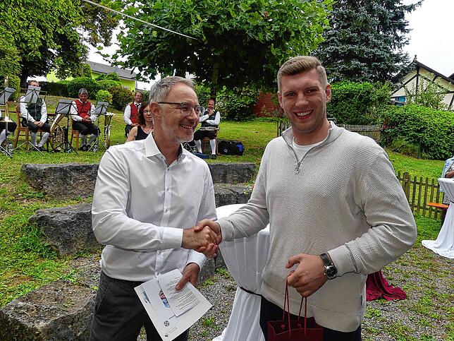 Bürgermeister Martin Rupp (links) verabschiedet Tristan Stöcklin, der dreieinhalb Jahre Jugendbeauftragter der Gemeinde war. Stöcklin ...