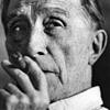 Marcel Duchamp mit Zigarre in einer undatierten Aufnahme: Mit sogenannten Readymades revolutionierte er die Kunst. Bilder: Association ...