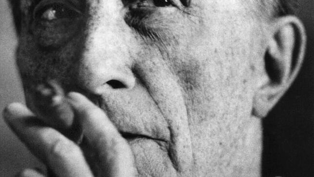 Marcel Duchamp mit Zigarre in einer undatierten Aufnahme: Mit sogenannten Readymades revolutionierte er die Kunst. Bilder: Association ...